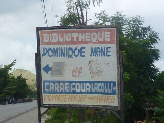 Panneau annonçant la bibliothèque